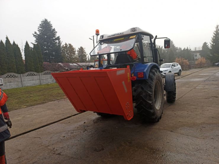 traktor z posypywarką