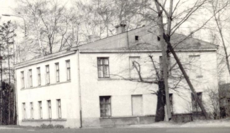 Czarno-białe zdjęcie przedstawiające piętrowy budynek