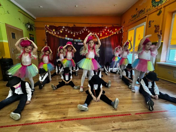 dzieci podczas występu