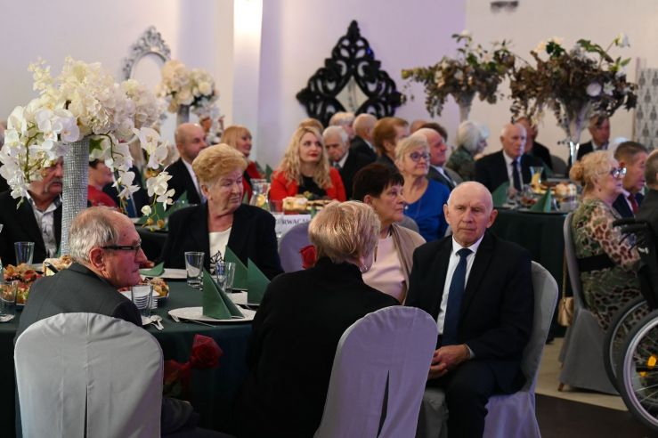 uczestnicy spotkania siedzący przy  stołach