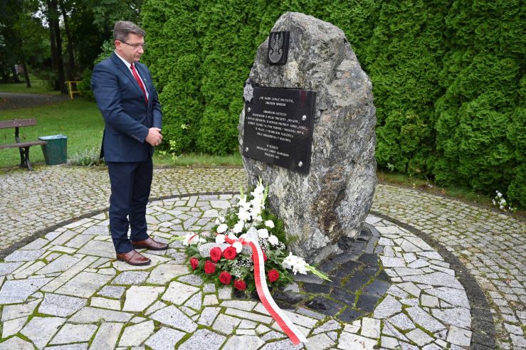 Mężczyzna stoi obok Obelisku