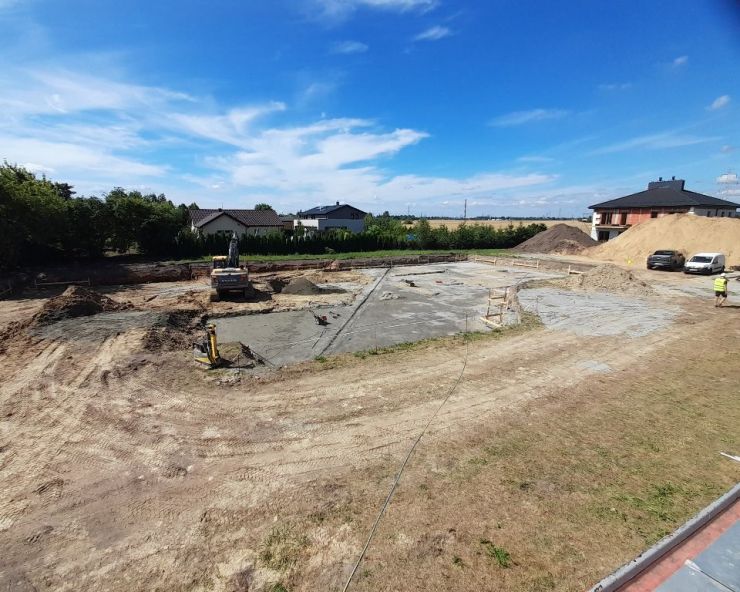 Widok na plac budowy przedstawiający fundament