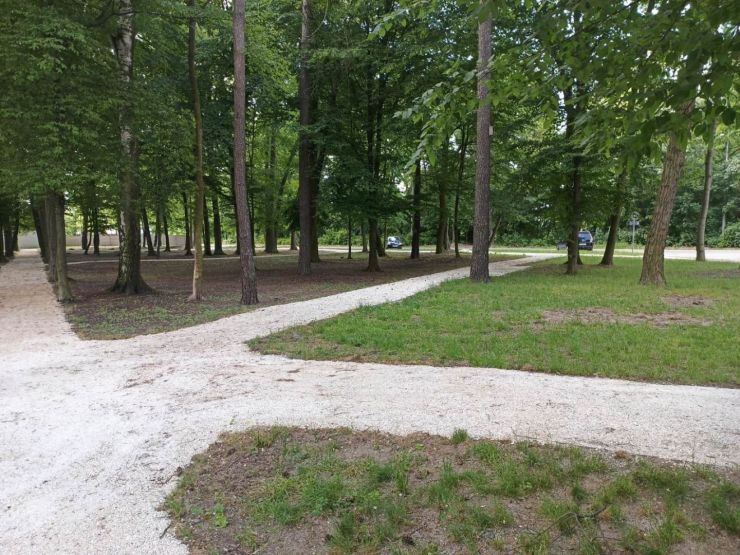 Ścieżki w parku wysypane nowym kruszywem.