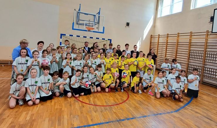 uczniowie po zawodach pozują do wspólnego zdjęcia