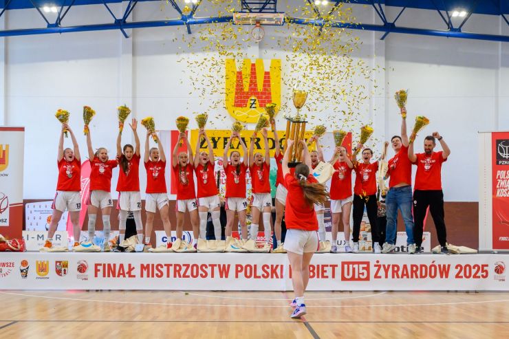 pamiątkowe zdjęcie Koszykarki pozują z trenerami do pamiątkowego zdjęcia.