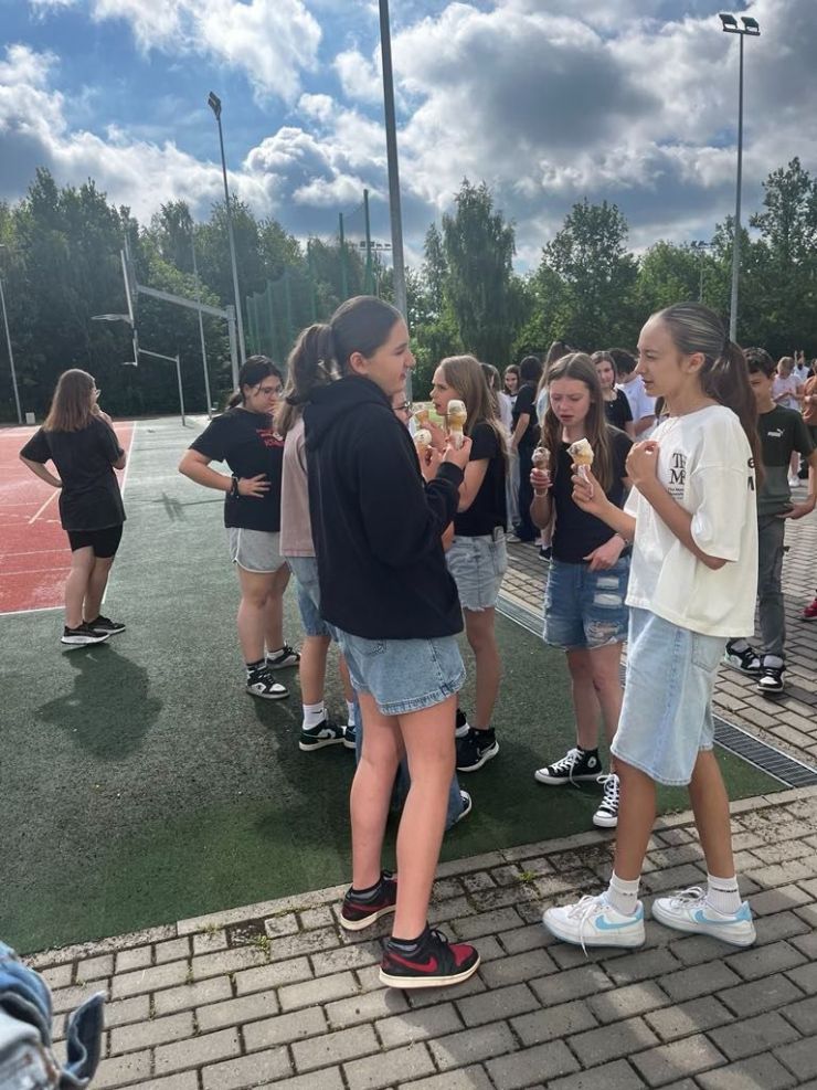 dzień dziecka młodzież na boisku jedząca lody