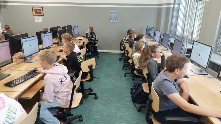 podczas lekcji dzieci siedzą w sali informatycznej