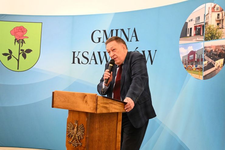 mężczyzna podczas przemowy