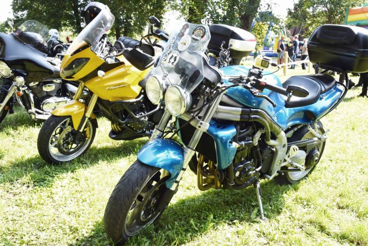 Z lewej strony żółty, a z prawej strony niebieski motocykl