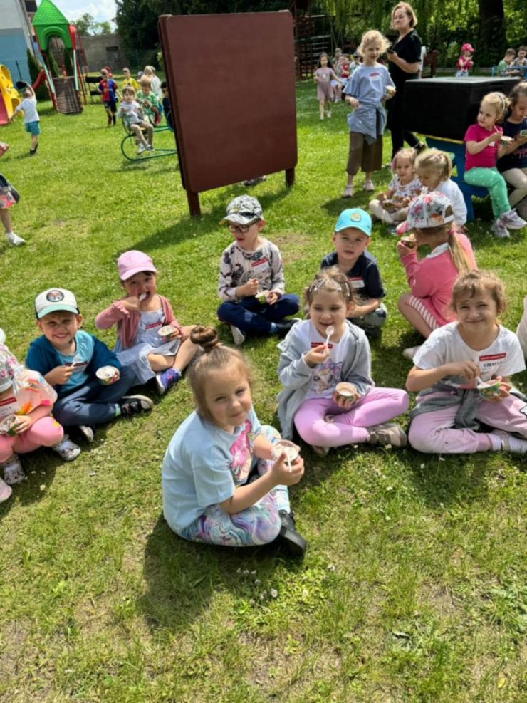 dzień dziecka dzieci jedzące lody