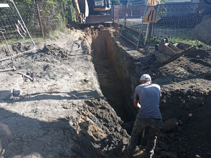 wykop i mężczyzna w nim