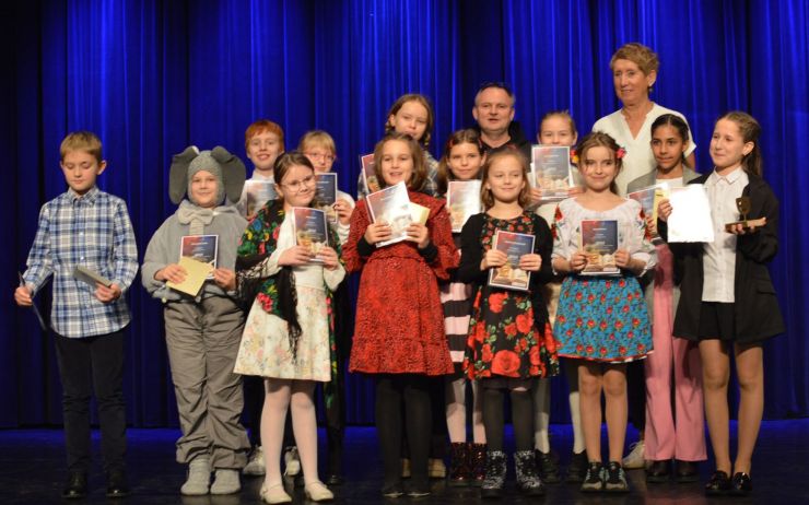 grupa dzieci trzymająca dyplomy w dłoniach