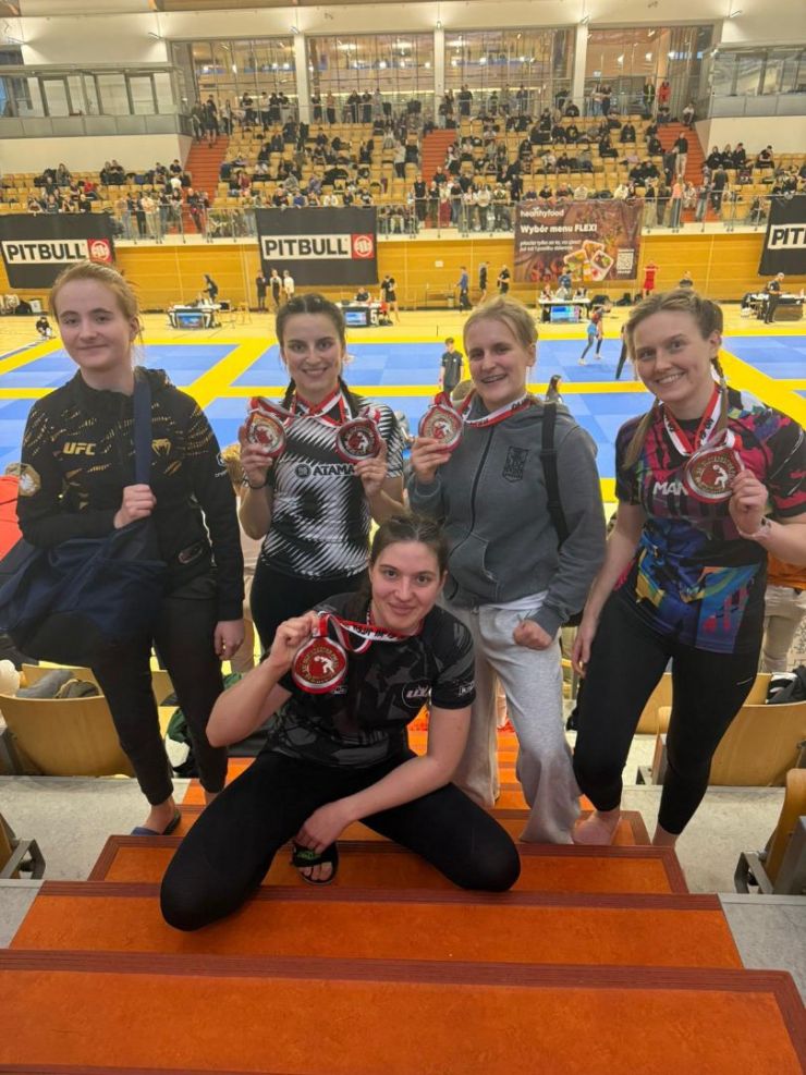 grupa sportowców pozuje do zdjęcia 