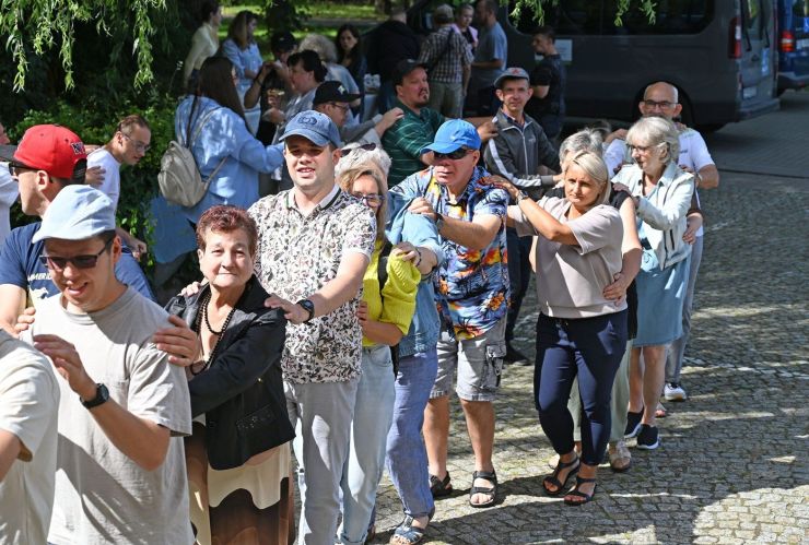 Uczestnicy podczas tańca.