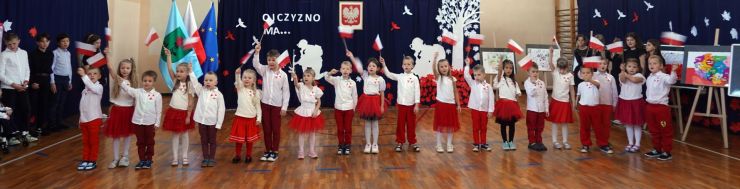 grupa dzieci podczas występu