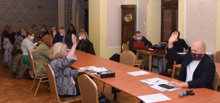 Radni podczas głosowania na Sesji w Gminnym Domu Kultury w Ksawerowie