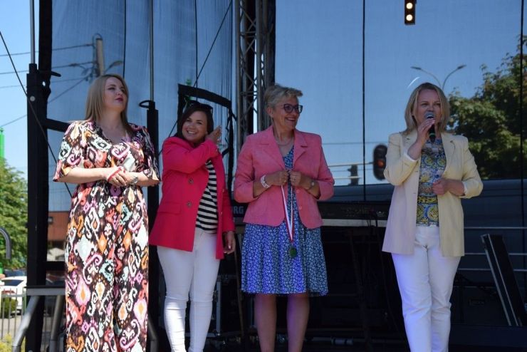 Cztery kobiety stoją na scenie