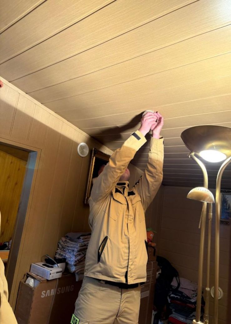 strażacy podczas montażu czujki