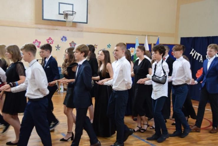Rząd uczniów w parach podczas tańczenia poloneza