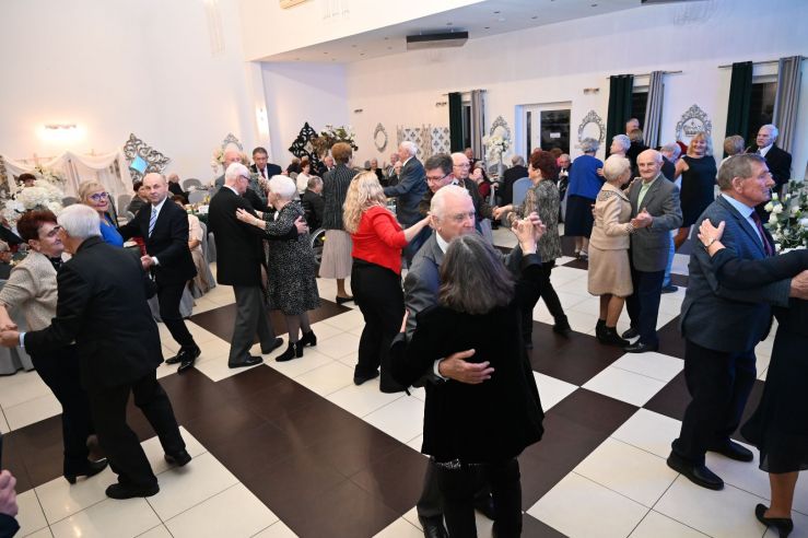 pary tańczące na parkiecie