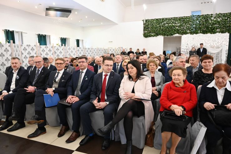 grupa ludzi siedząca na spotkaniu