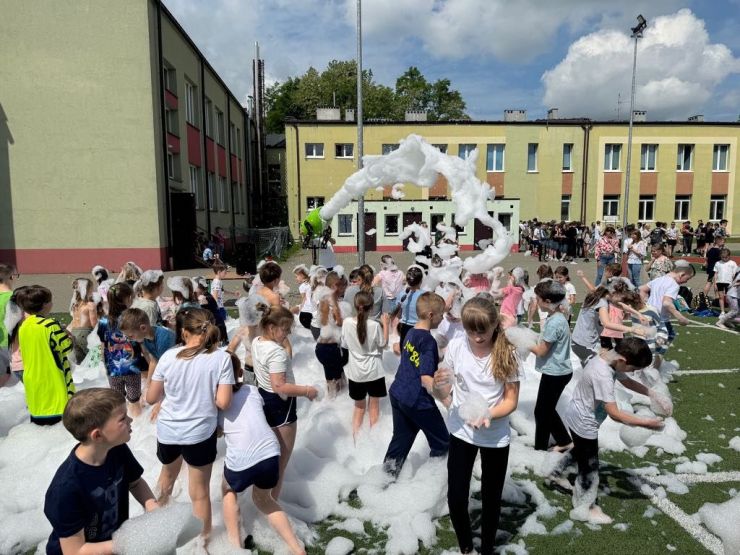 dzień dziecka piana party na boisku