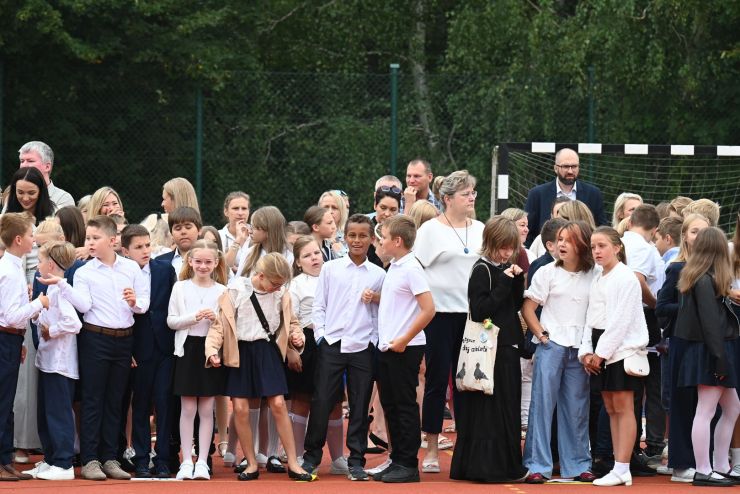 uczniowie podczas rozpoczęcia roku szkolnego