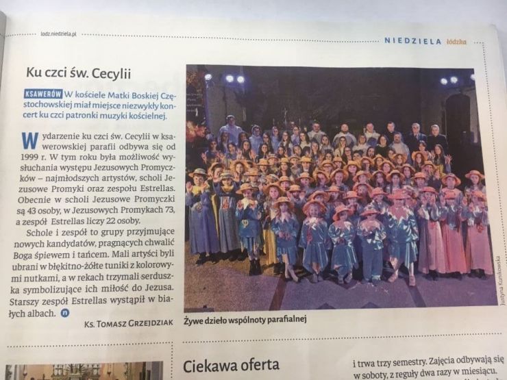 zdjęcie przedstawia fragment gazety opisujące koncert Ku czci św. Cecyli po prawej zdjęcie na którym widzimy artystów