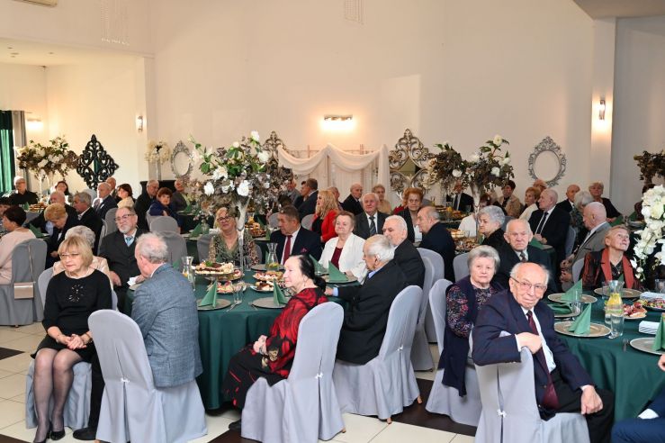 uczestnicy spotkania siedzący przy  stołach