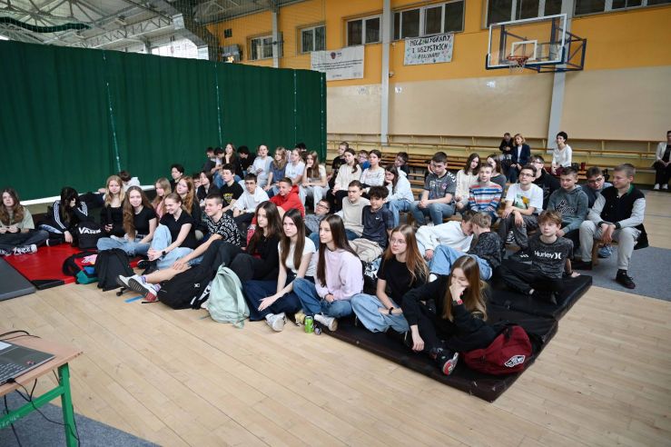 podczas warsztatów młodzież siedzi na materacach podczas warsztatów