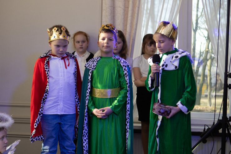 spotkanie dzieci na scenie podczas występu