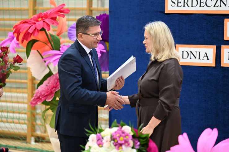 kobieta i mężczyzna podczas gratulacji