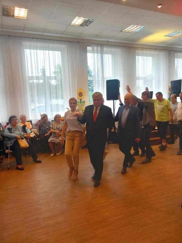 Wójt Gminy i Kierownik ŚDS tańczą poloneza