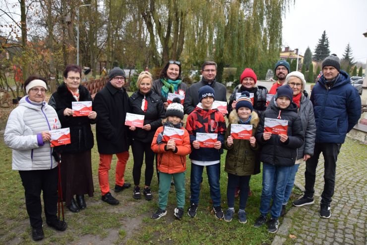 Mieszkańcy gminy pozują do grupowego zdjęcia po Marszobiegu.