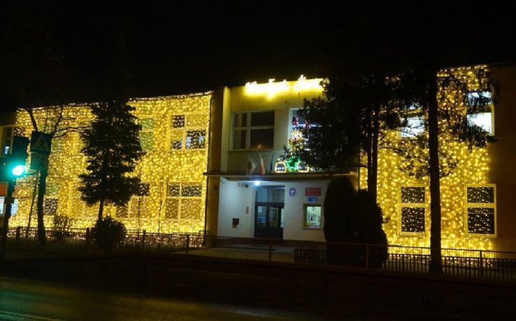  szkoła podstawowa w Woli Zaradzyńskiej ubrana w świąteczne kurtyny świetlne