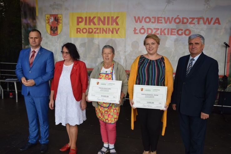 Przedstawiciele Marszałka, Wójt Gminy Ksawerów oraz Przedstawicielki Sołectw z wręczonymi grantami