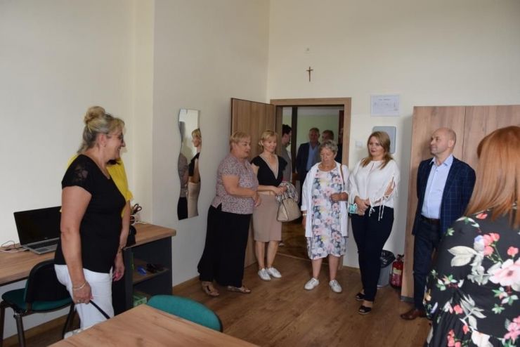 Grupa ludzi - Radni Gminy Ksawerów stoją w pokoju nauczycielskim