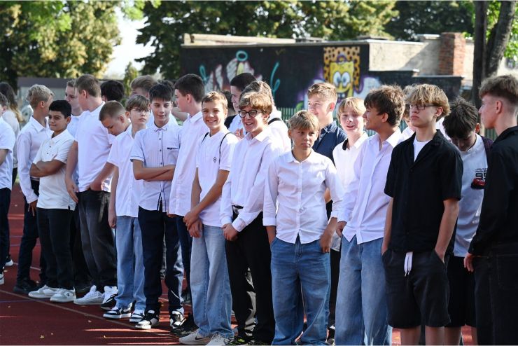 uczniowie podczas rozpoczęcia roku szkolnego