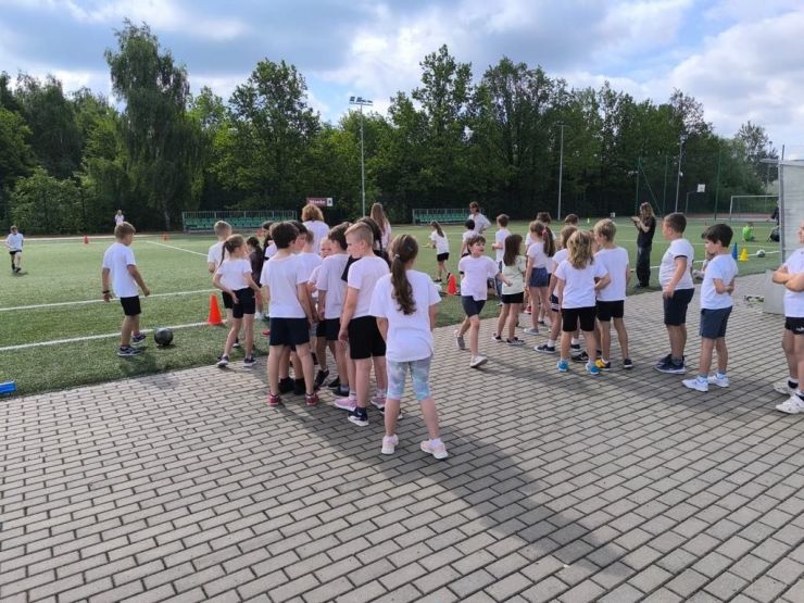 dzień dziecka dzieci na boisku podczas zawodów sportowych