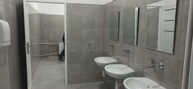 łazienka szkolna - umywalki 