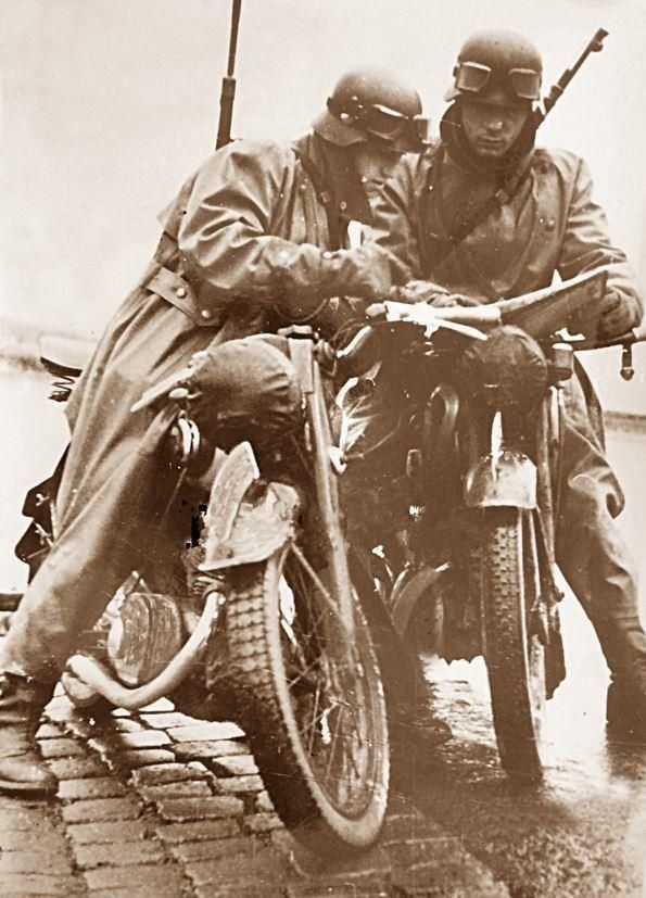 Zdjęcie w sepii przedstawiające dwóch żołnierzy na motocyklach