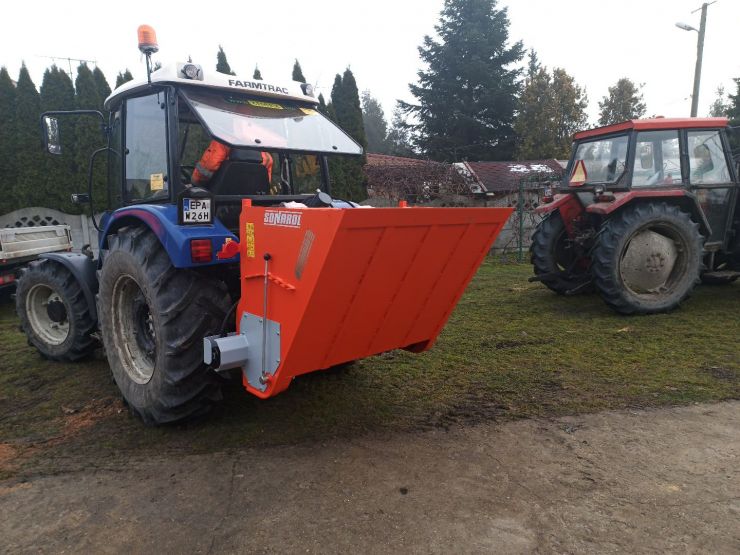 traktor z posypywarką