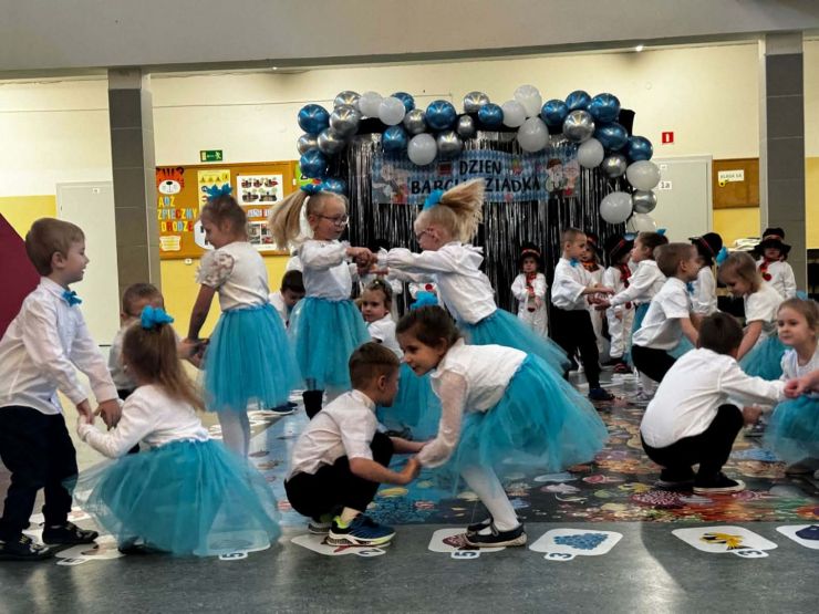 dzieci podczas występu