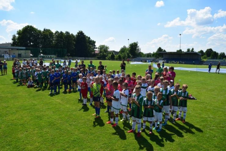 Na zdjęciu w rzędach stoją piłkarze poszczególnych drużyn
