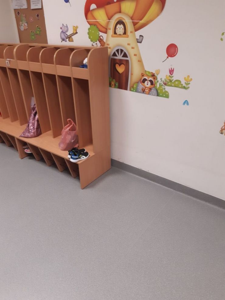 w szkole wykładzina i szafka na buty