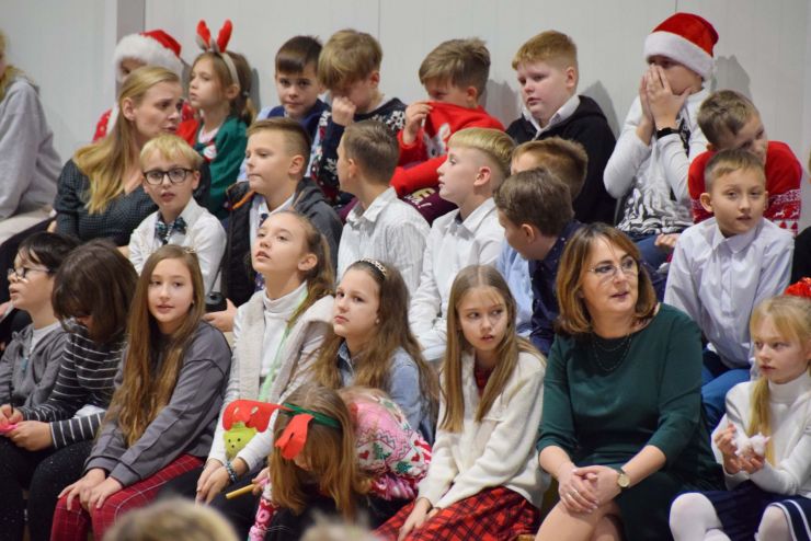 uczniowie siedzą na trybunach podczas jasełek