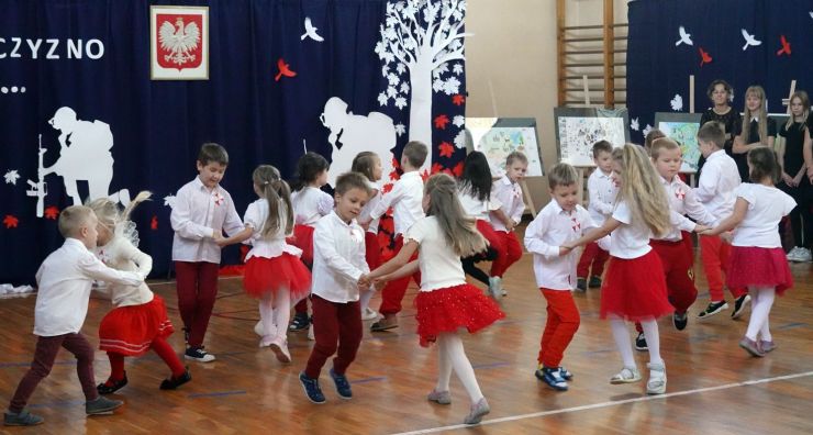 grupa dzieci podczas tańca 