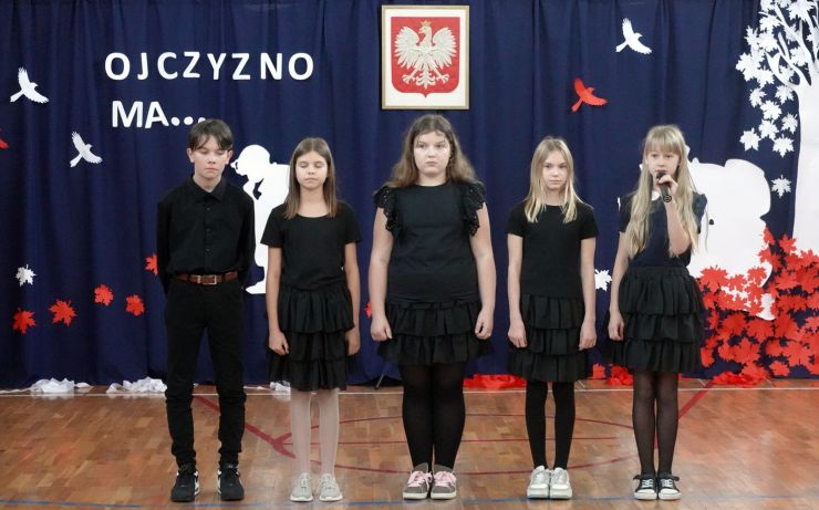 cztery dziewczyny i jeden chłopak podczas występu