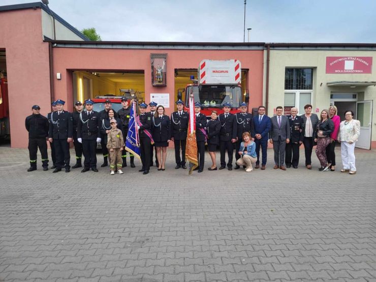 Grupa osób pozuje do wspólnego zdjęcia przed strażnicą OSP Wola Zaradzyńska