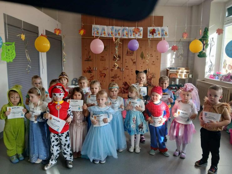 dzieci przebrane za postacie z bajek